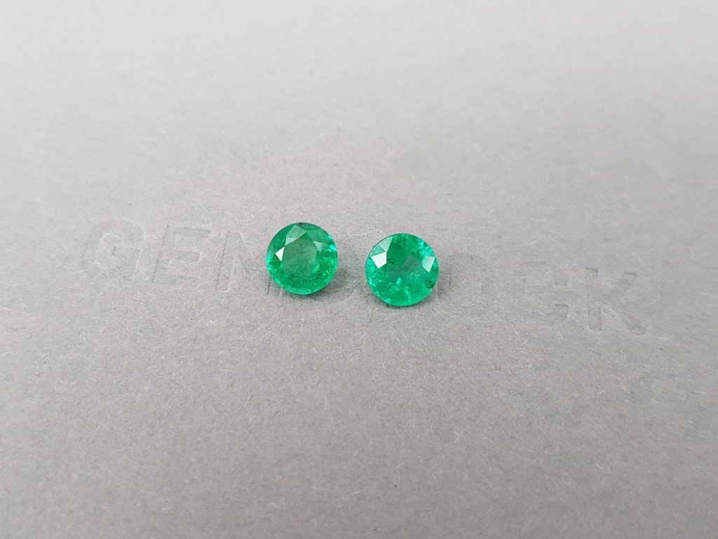 Пара изумрудов цвета Vivid Green в огранке круг 1,75 карата, Замбия Изображение №3