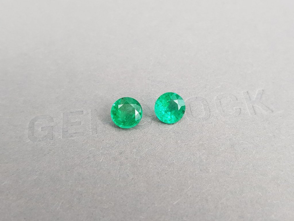 Пара изумрудов цвета Vivid Green в огранке круг 1,75 карата, Замбия Изображение №2