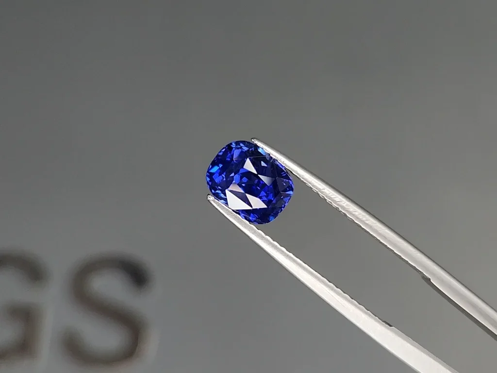 Негретый синий сапфир Royal Blue в огранке кушон 2,63 карата, Мадагаскар  Изображение №3