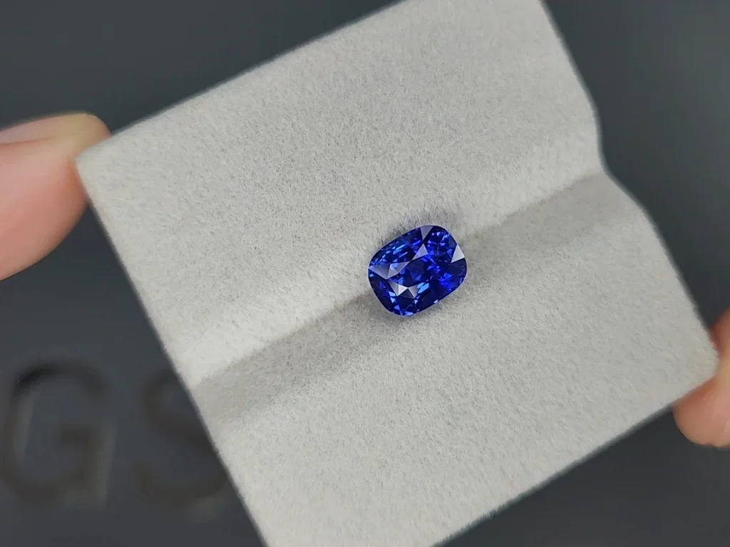 Негретый синий сапфир Royal Blue в огранке кушон 2,63 карата, Мадагаскар  Изображение №4