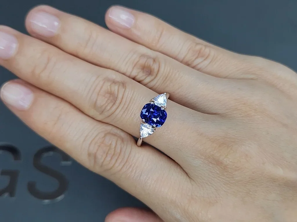 Негретый синий сапфир Royal Blue в огранке кушон 2,63 карата, Мадагаскар  Изображение №5