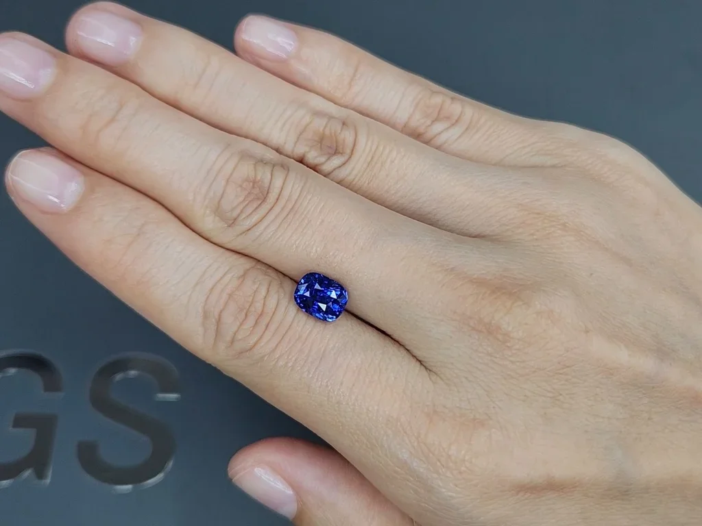 Негретый синий сапфир Royal Blue в огранке кушон 2,63 карата, Мадагаскар  Изображение №2