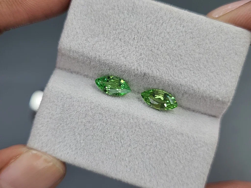 Пара цаворитов Intense Green в огранке маркиз 1,59 карат, Танзания Изображение №4