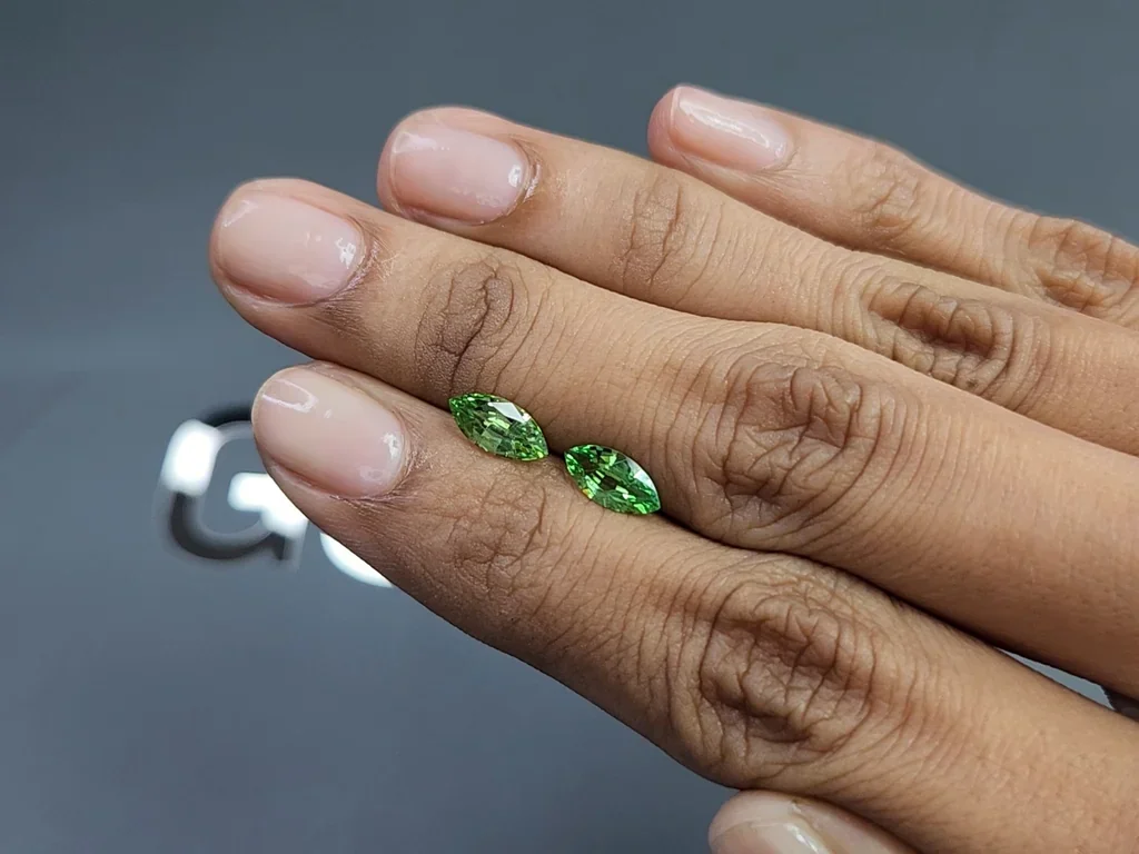 Пара цаворитов Intense Green в огранке маркиз 1,59 карат, Танзания Изображение №2