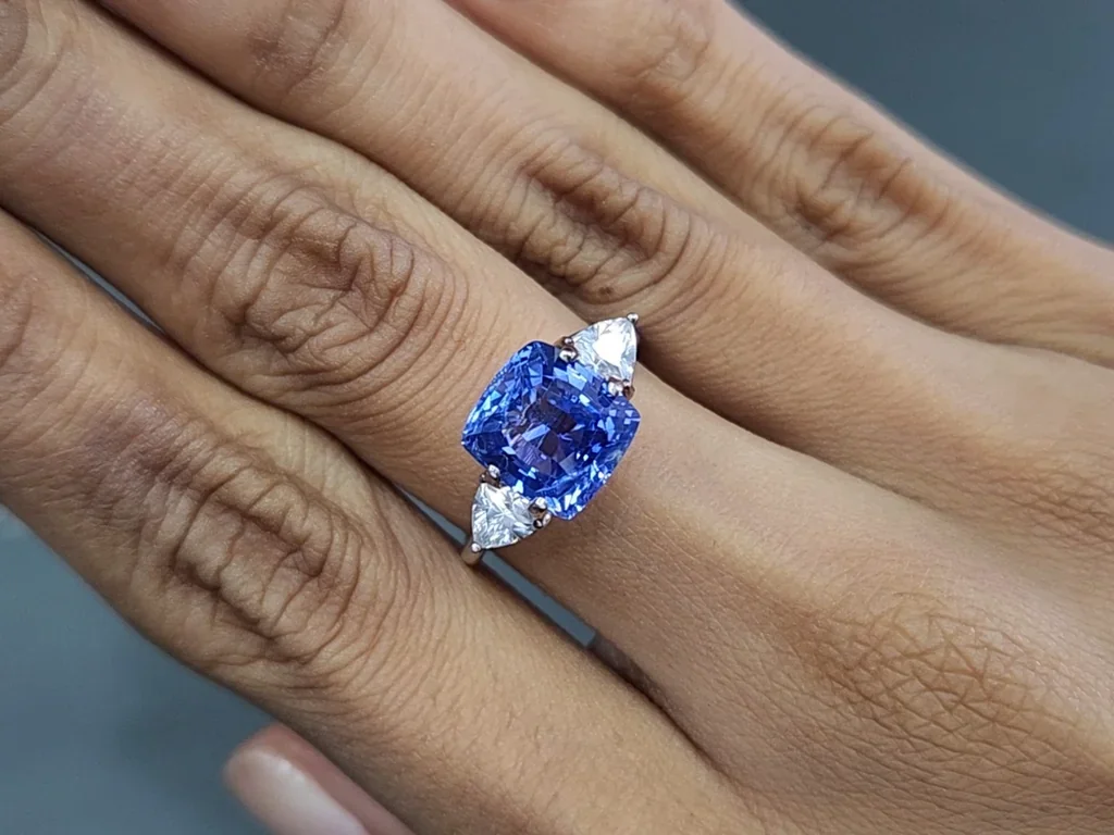 Негретый сапфир Cornflower Blue в огранке кушон 4,59 карат, Шри-Ланка Изображение №5