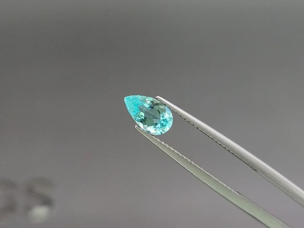 Неоновый зеленовато-голубой турмалин Параиба в огранке груша 0,99 карат, Мозамбик Изображение №3