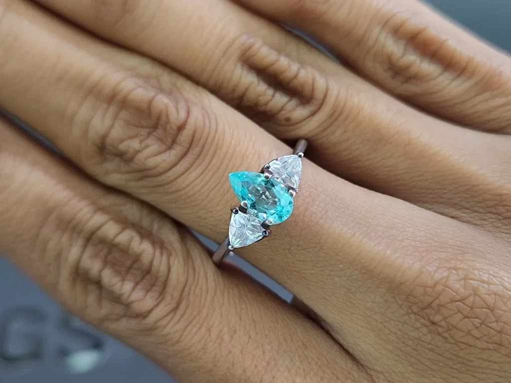 Неоновый зеленовато-голубой турмалин Параиба в огранке груша 0,99 карат, Мозамбик Изображение №5