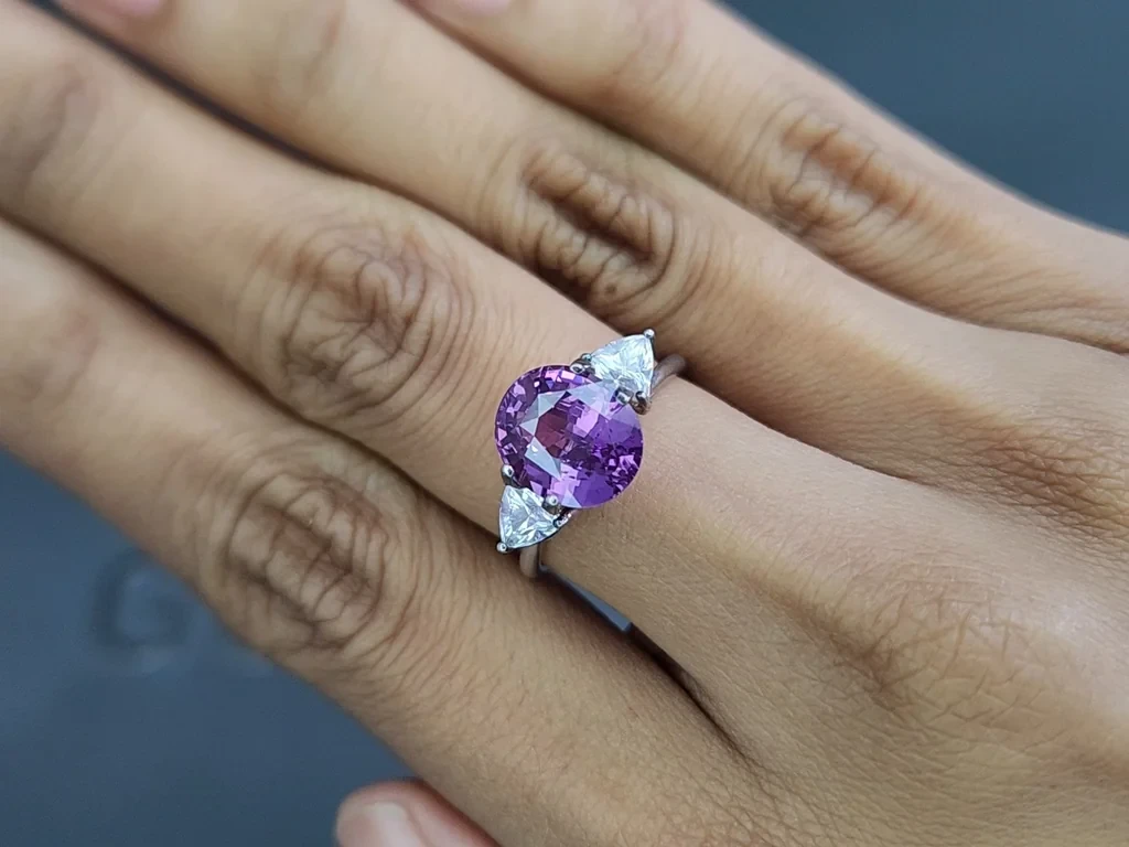 Негретый лавандовый сапфир в огранке овал 3,87 карат, Мадагаскар Изображение №5