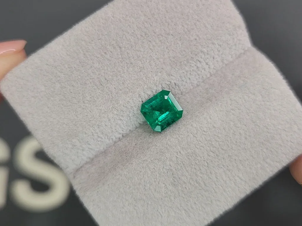 Яркий "Muzo Green" изумруд в огранке октагон 0,89 карат Изображение №4