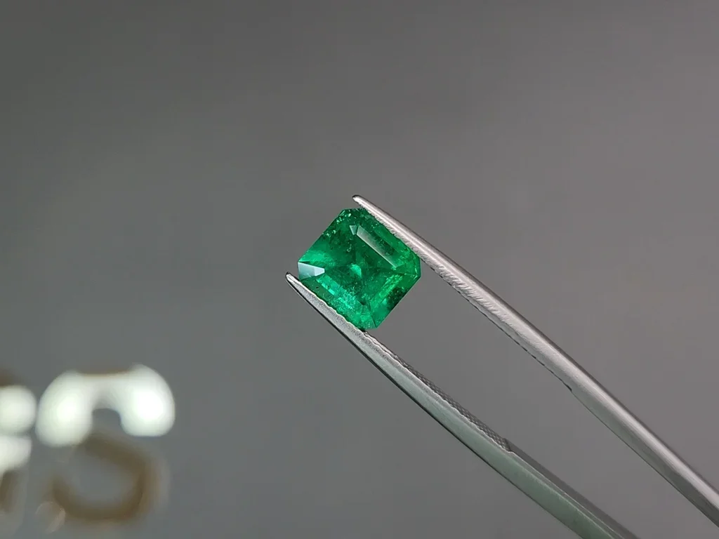 Яркий колумбийский изумруд оттенка Muzo Green 1,65 карат Изображение №3