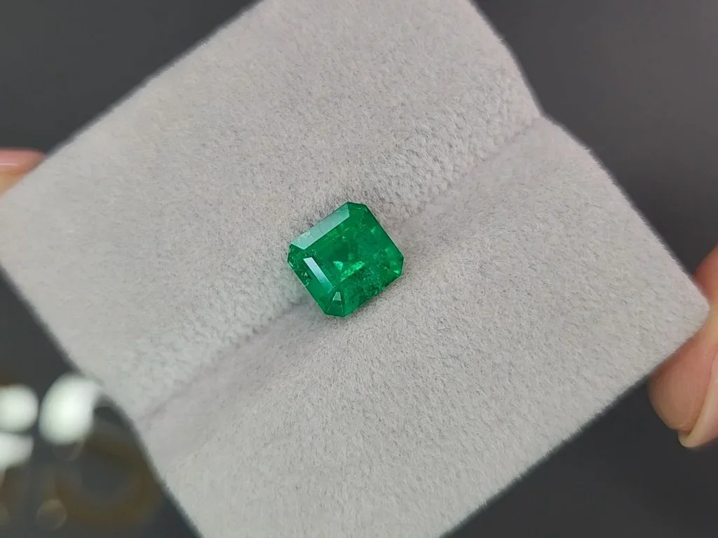 Яркий колумбийский изумруд оттенка Muzo Green 1,65 карат Изображение №4