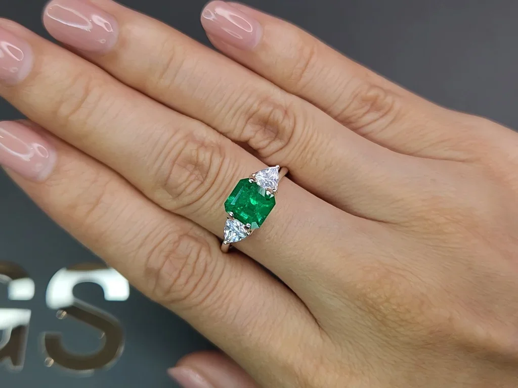 Яркий колумбийский изумруд оттенка Muzo Green 1,65 карат Изображение №5