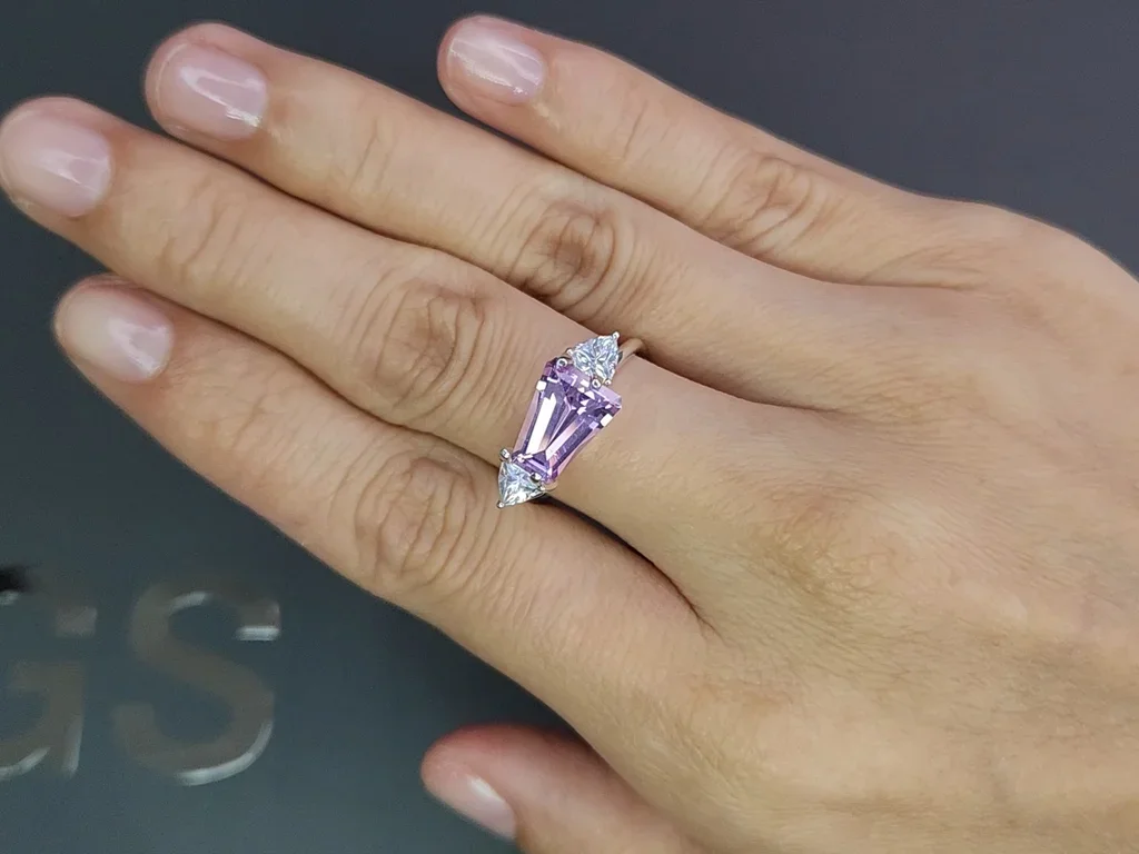 Розовая шпинель в огранке трапеция 2,55 карата, Вьетнам Изображение №5