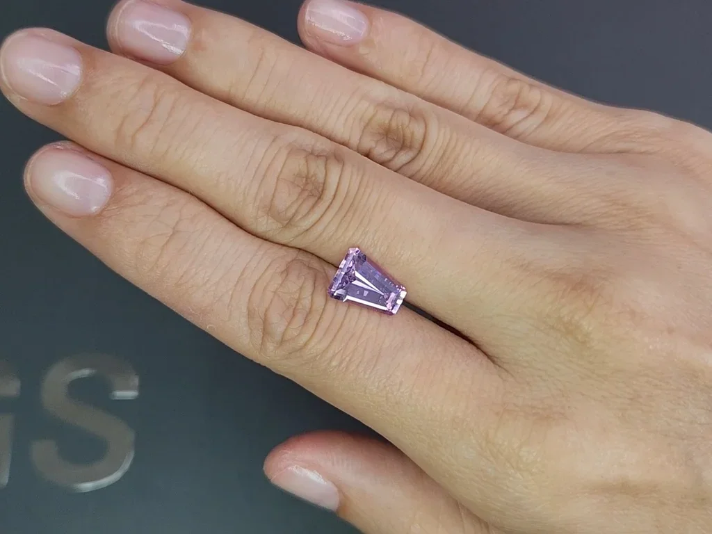 Розовая шпинель в огранке трапеция 2,55 карата, Вьетнам Изображение №2