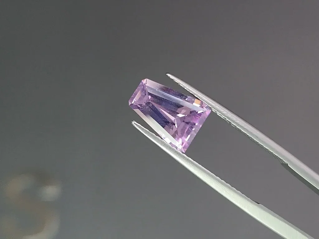 Розовая шпинель в огранке трапеция 2,55 карата, Вьетнам Изображение №3