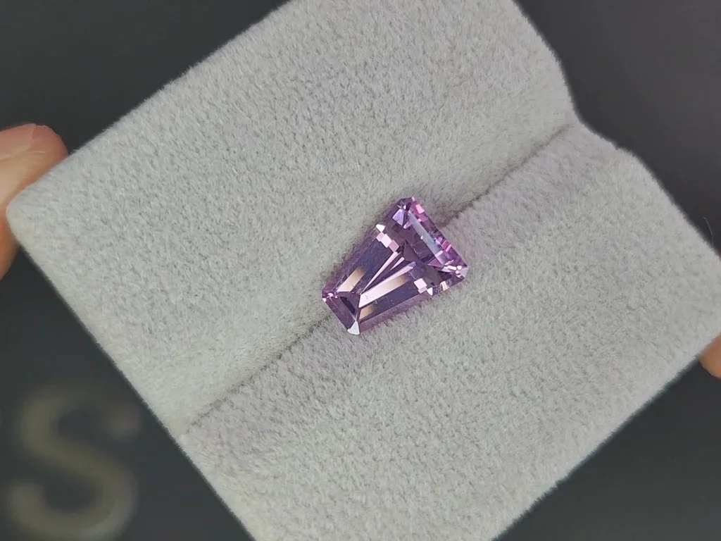 Розовая шпинель в огранке трапеция 2,55 карата, Вьетнам Изображение №4