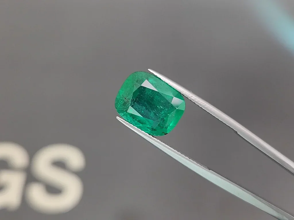 Изумруд  Intense Green в огранке кушон 5,67 карата, Замбия Изображение №3