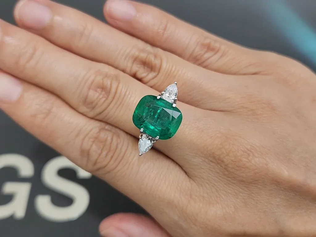 Изумруд  Intense Green в огранке кушон 5,67 карата, Замбия Изображение №5