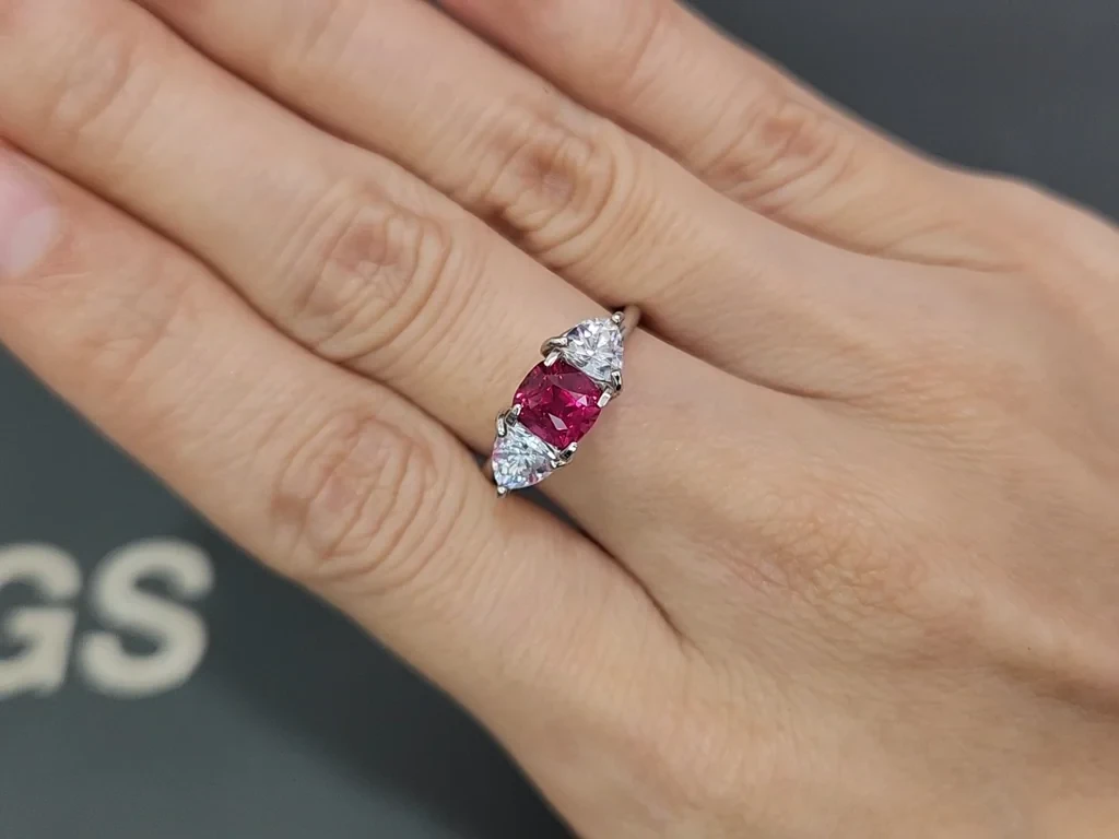 Негретый рубин Pigeon blood в огранке кушон 1,53 карат, Танзания  Изображение №5