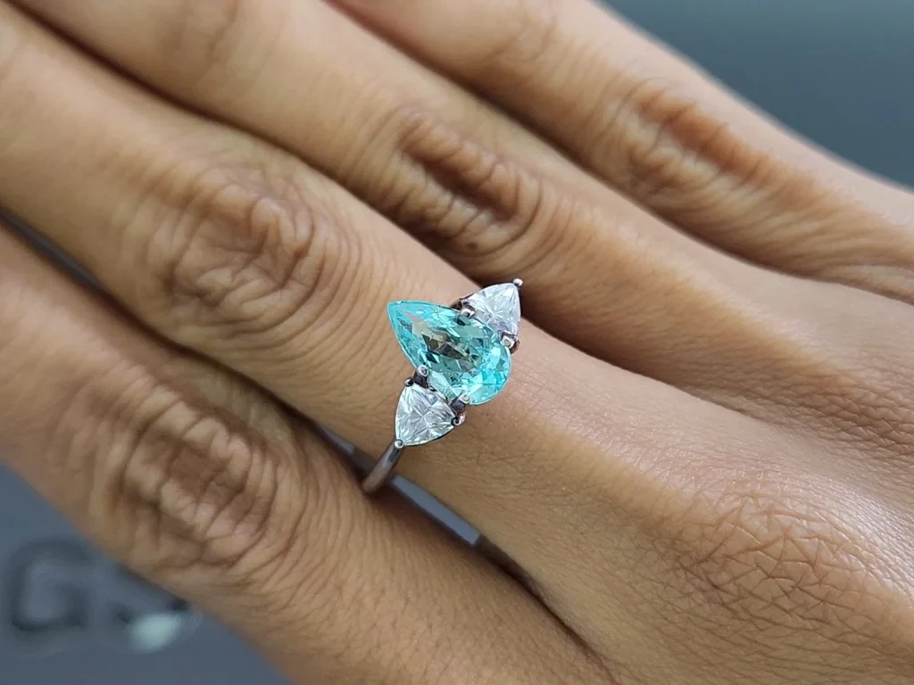 Неоновый зеленовато-голубой турмалин Параиба в огранке груша 1,55 карат, Мозамбик Изображение №5