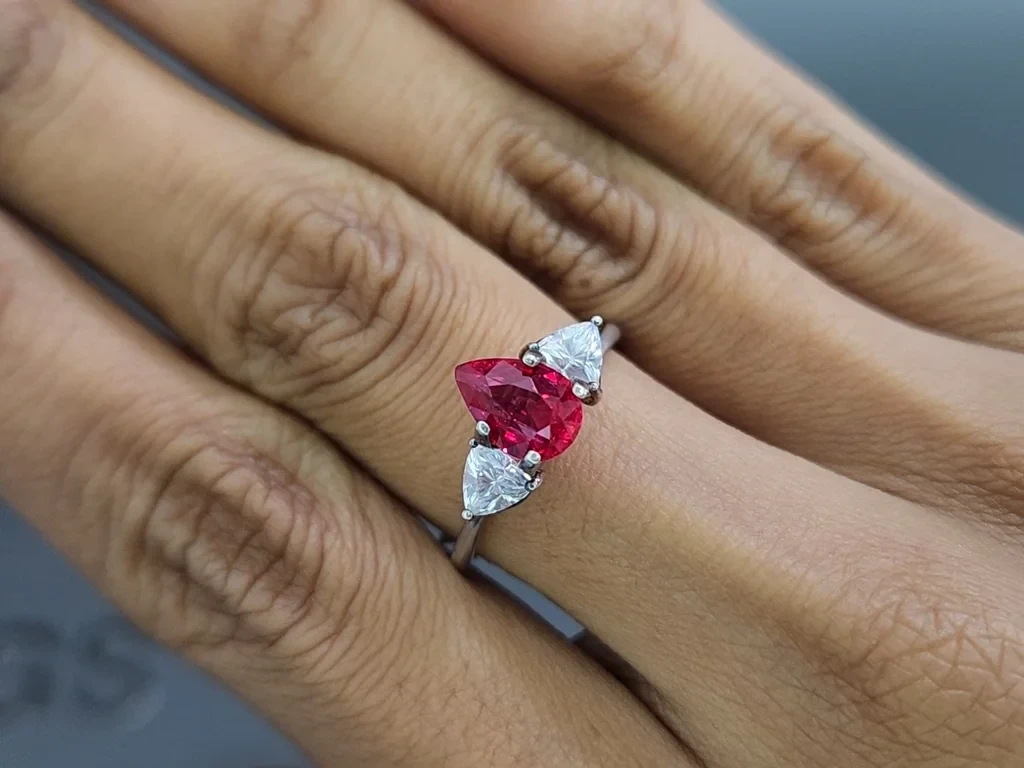 Негретый рубин Intense Red в огранке груша 1,57 карат, Мозамбик Изображение №5