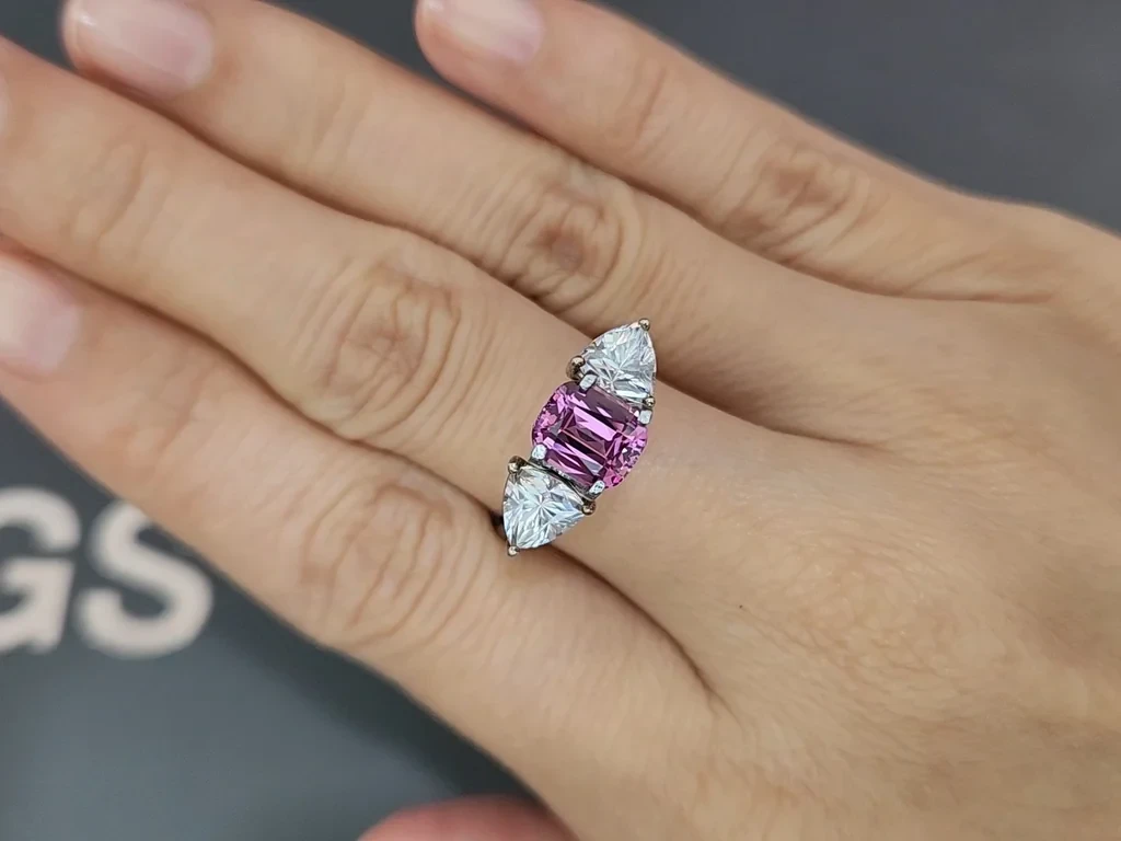 Гранат Малайя в огранке кушон 1,92 карат, Танзания  Изображение №5