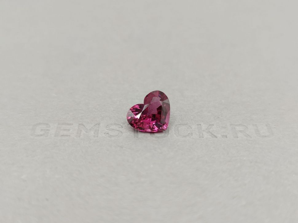 Розовато-красная бирманская шпинель в огранке сердце 2,58 карата Изображение №1