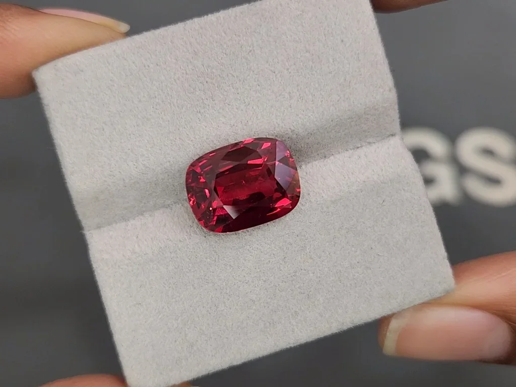 Ярко-красная шпинель цвета Vibrant Red в огранке кушон 7,42 карата, Вьетнам  Изображение №4
