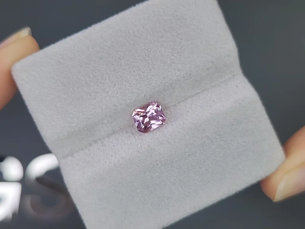Розовый сапфир (Baby Pink) в огранке радиант 0,90 карата, Мадагаскар Изображение №4