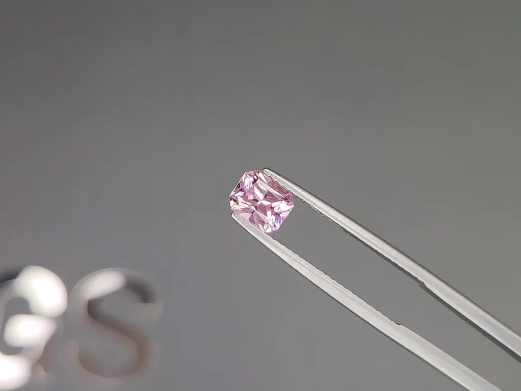 Розовый сапфир (Baby Pink) в огранке радиант 0,90 карата, Мадагаскар Изображение №3