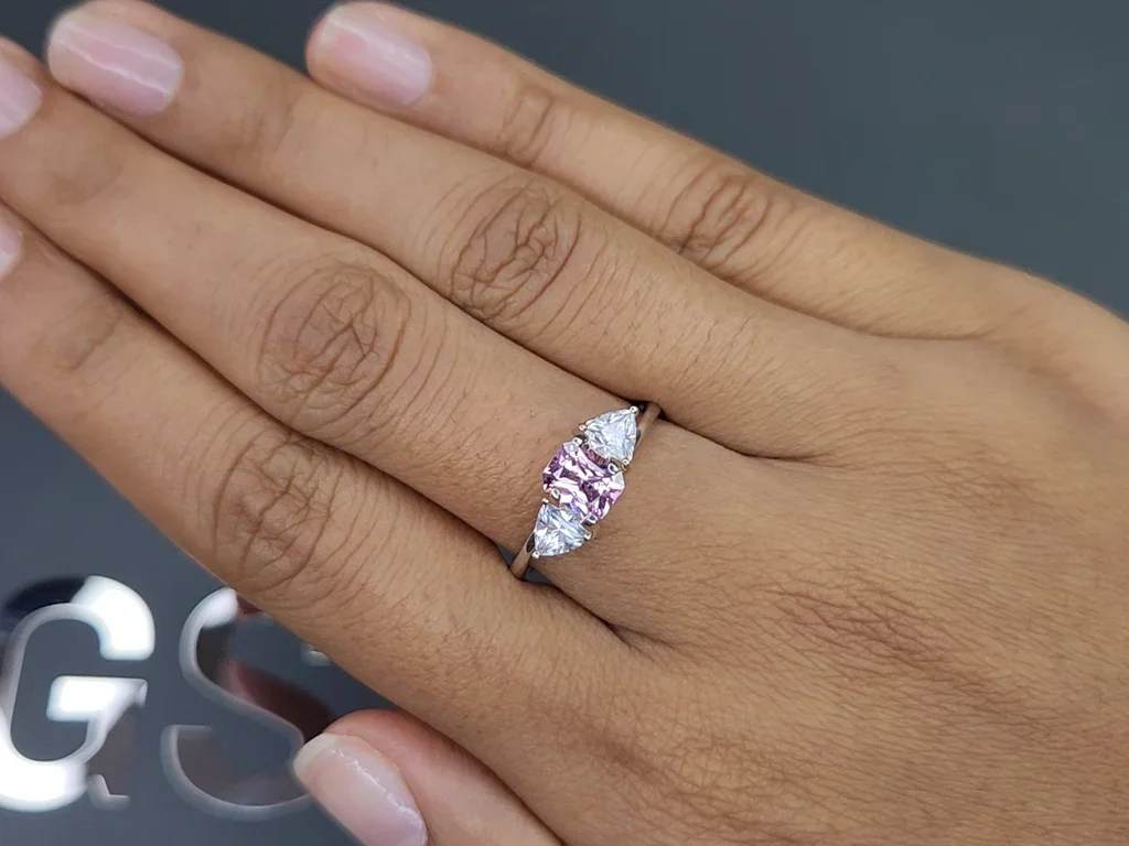 Розовый сапфир (Baby Pink) в огранке радиант 0,90 карата, Мадагаскар Изображение №5