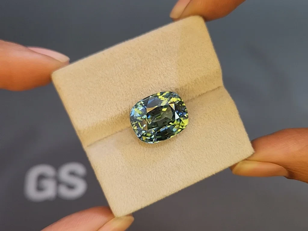 Циркон со сменой цвета от фиолетового к зеленому в огранке кушон 15,20 карат, Бирма Изображение №9