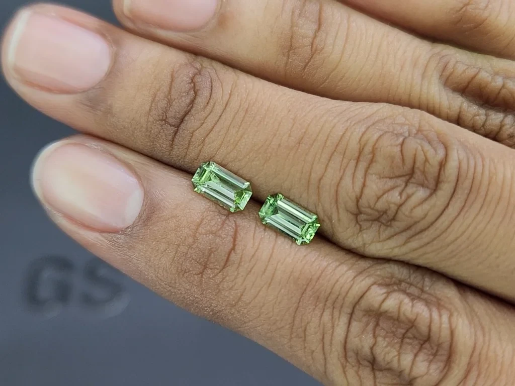 Пара мятно-зеленых гранат гроссуляр в огранке октагон 1,38 карат, Танзания Изображение №2