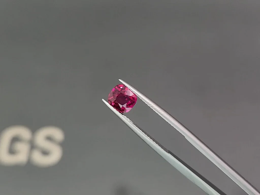 Негретый рубин Vibrant pink-red в огранке кушон 1,52 карат, Мозамбик Изображение №3