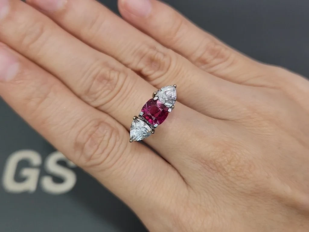 Негретый рубин Vibrant pink-red в огранке кушон 1,52 карат, Мозамбик Изображение №5