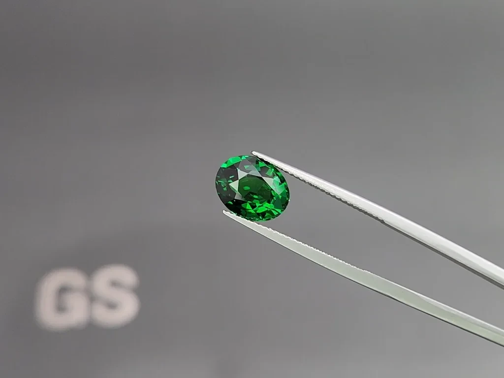 Сет ярко-зеленых цаворитов в огранке овал 8,18 карат, Африка Изображение №4