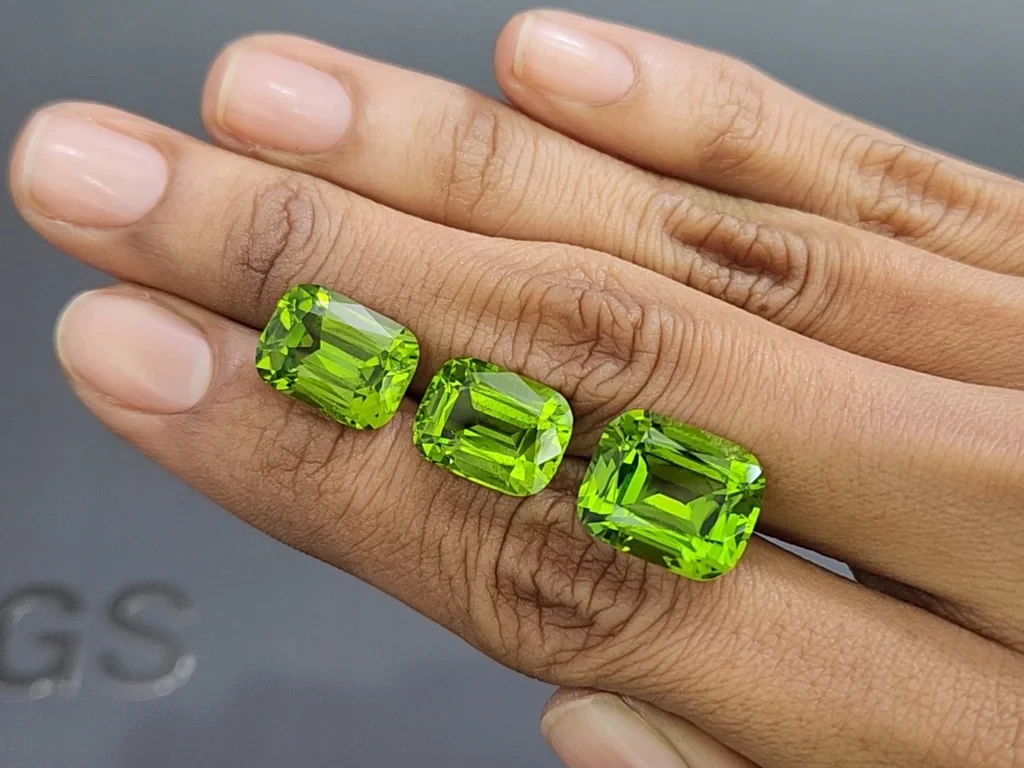 Сет из ярких желто-зеленых  перидотов в огранке кушон 23,82 карат, Бирма Изображение №2