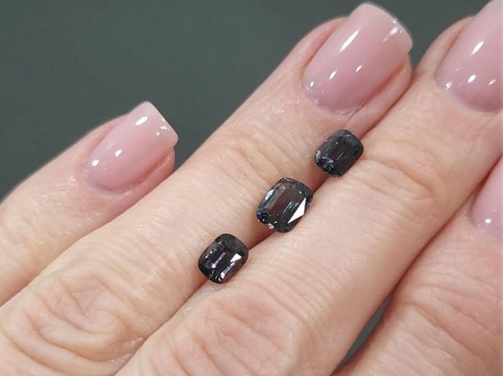 Комплект темно-серой шпинели в огранке кушон 2,64 карата Изображение №2