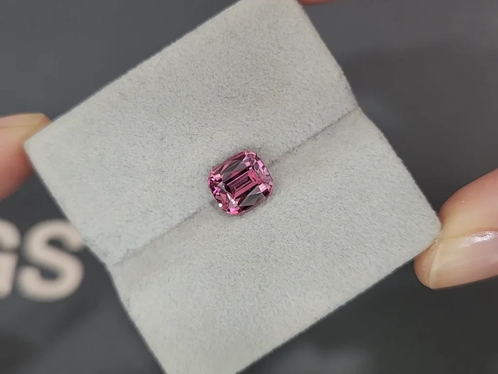 Гранат Малайя в огранке кушон 2,62 карата, Танзания  Изображение №4