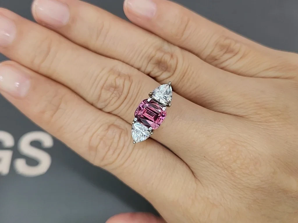 Гранат Малайя в огранке кушон 2,62 карата, Танзания  Изображение №5