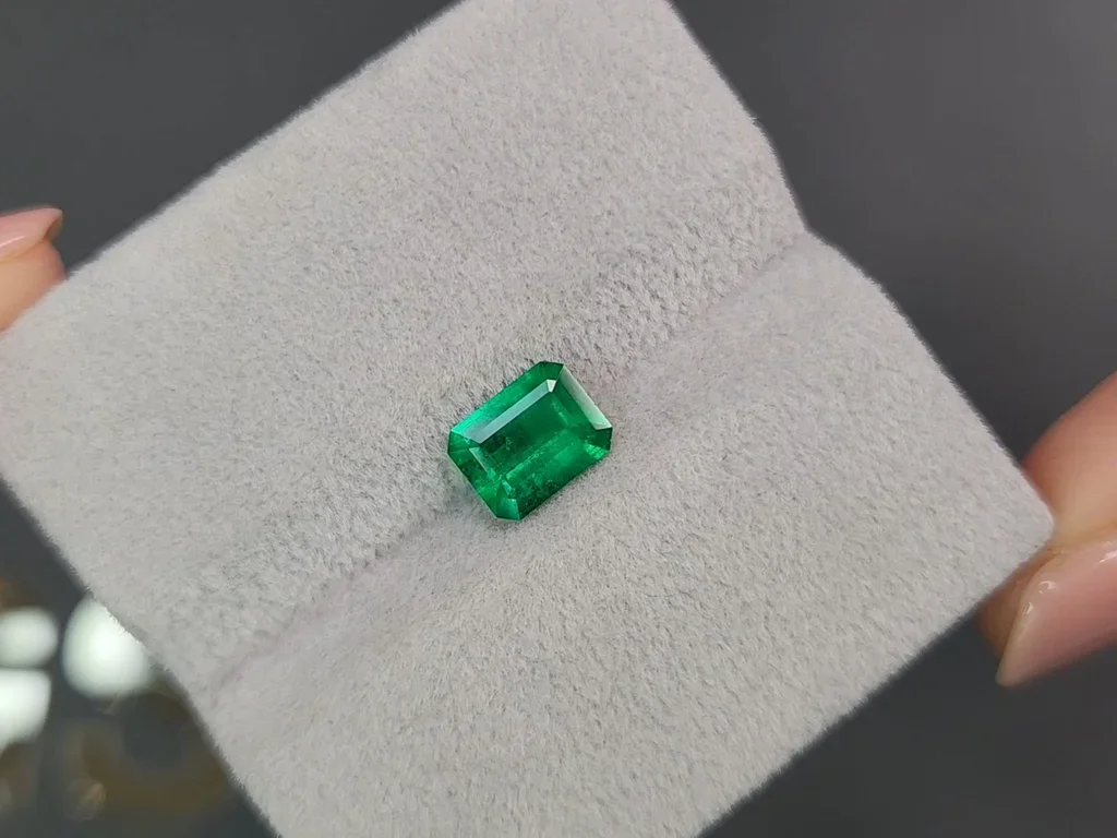 Яркий изумруд Muzo Green 1,06 карат, Колумбия Изображение №4