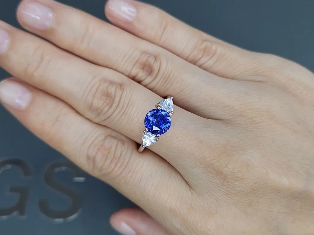 Негретый синий сапфир Royal Blue в огранке круг 3,02 карата, Шри-Ланка Изображение №5