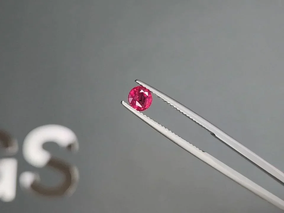 Негретый рубин цвета Vivid Red-Pink в огранке круг 1,00 карата, Кашмир  Изображение №3