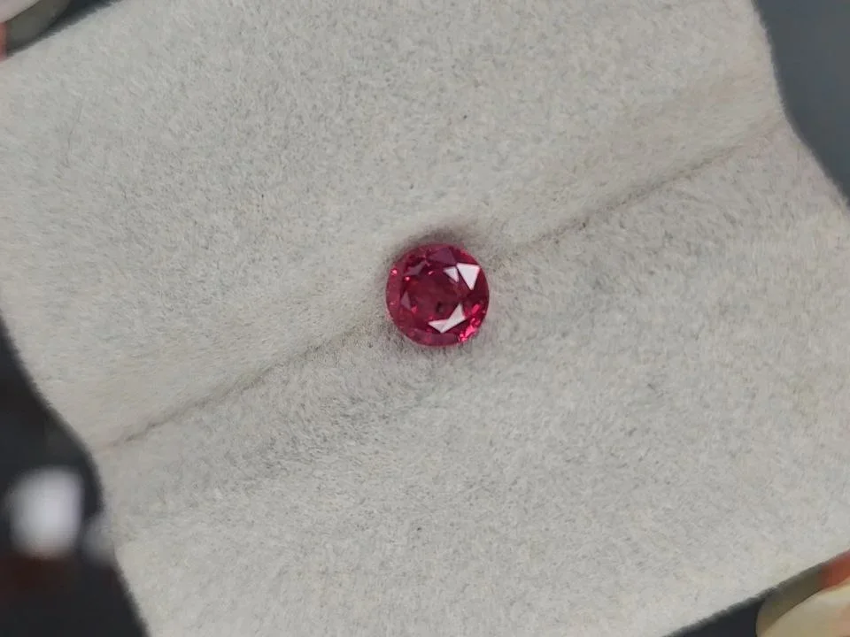Негретый рубин цвета Vivid Red-Pink в огранке круг 1,00 карата, Кашмир  Изображение №4