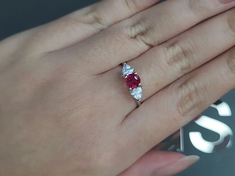 Негретый рубин цвета Vivid Red-Pink в огранке круг 1,00 карата, Кашмир  Изображение №5