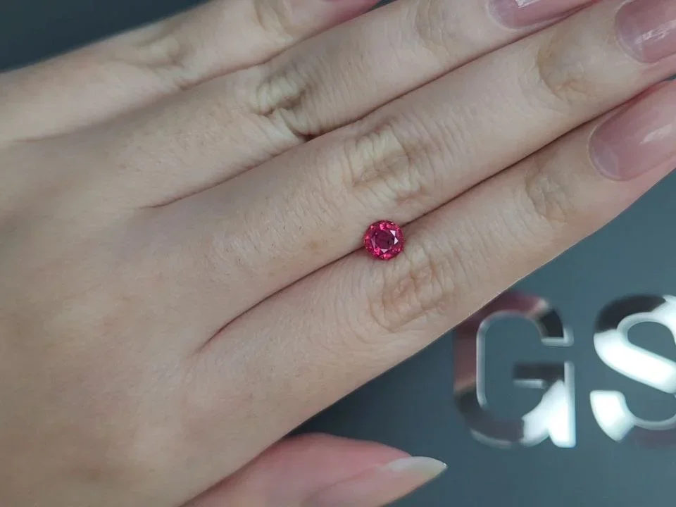 Негретый рубин цвета Vivid Red-Pink в огранке круг 1,00 карата, Кашмир  Изображение №2