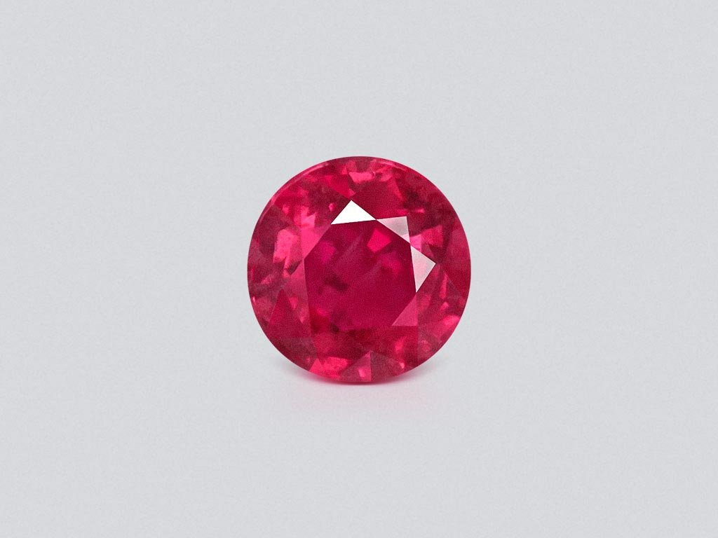 Негретый рубин цвета Vivid Red-Pink в огранке круг 1,00 карата, Кашмир  Изображение №1