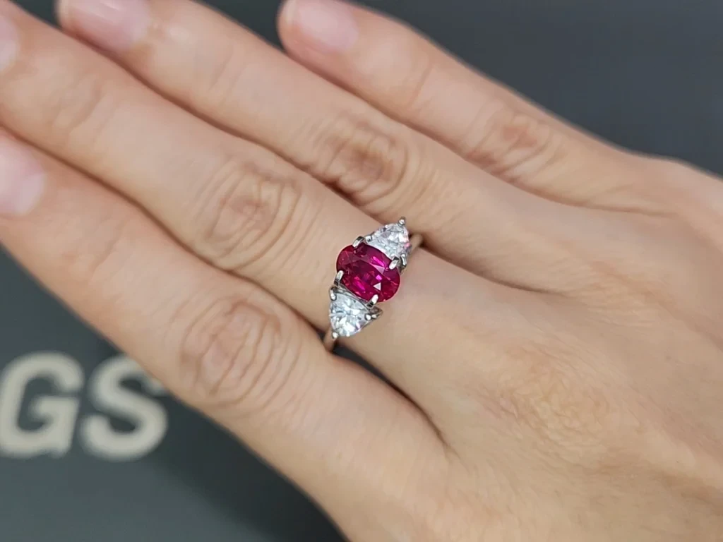 Негретый рубин Pigeon blood в огранке овал 1,56 карат, Мозамбик Изображение №5