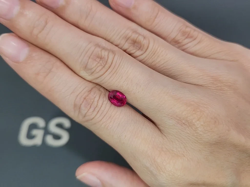 Негретый рубин Pigeon blood в огранке овал 1,56 карат, Мозамбик Изображение №2