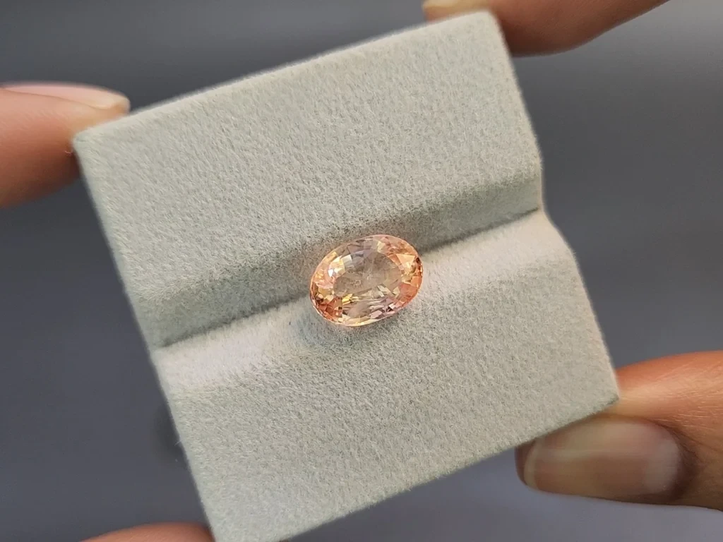 Негретый сапфир Падпараджа в огранке овал 4,56 карат, Шри-Ланка  Изображение №4